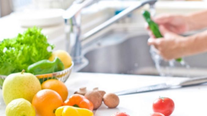Πώς να πλένεις σωστά τα φρούτα και τα λαχανικά σου