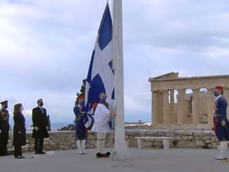 έπαρση της σημαίας στον Ιερό Βράχο της Ακρόπολης