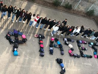 Οι μαθητές του 2ου Γυμνασίου Μονάχου τίμησαν τα θύματα των Τεμπών