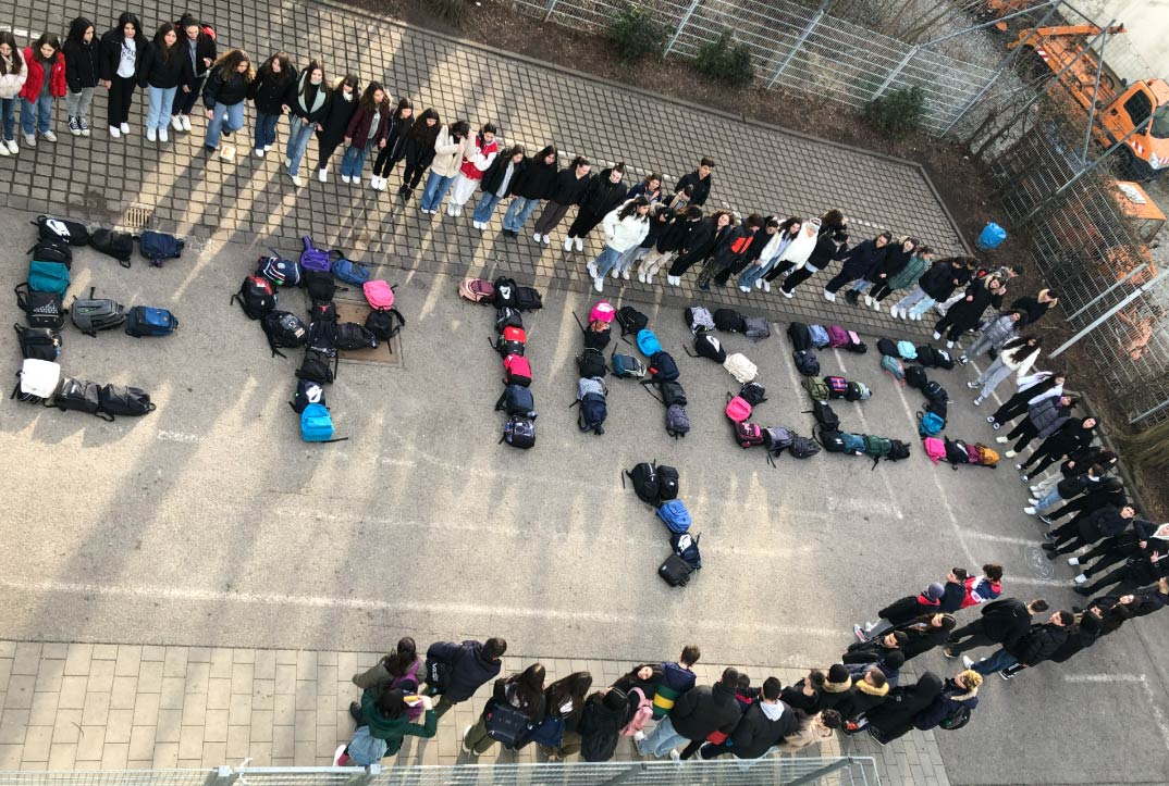 Οι μαθητές του 2ου Γυμνασίου Μονάχου τίμησαν τα θύματα των Τεμπών