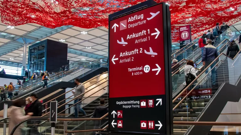 Ο πάγος παραλύει το αεροδρόμιο του Βερολίνου - Αναστολή πτήσεων