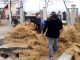 Δεν κάνουν πίσω οι αγρότες - Έριξαν κοπριά και άχυρα στην Περιφέρεια Δυτικής Μακεδονίας