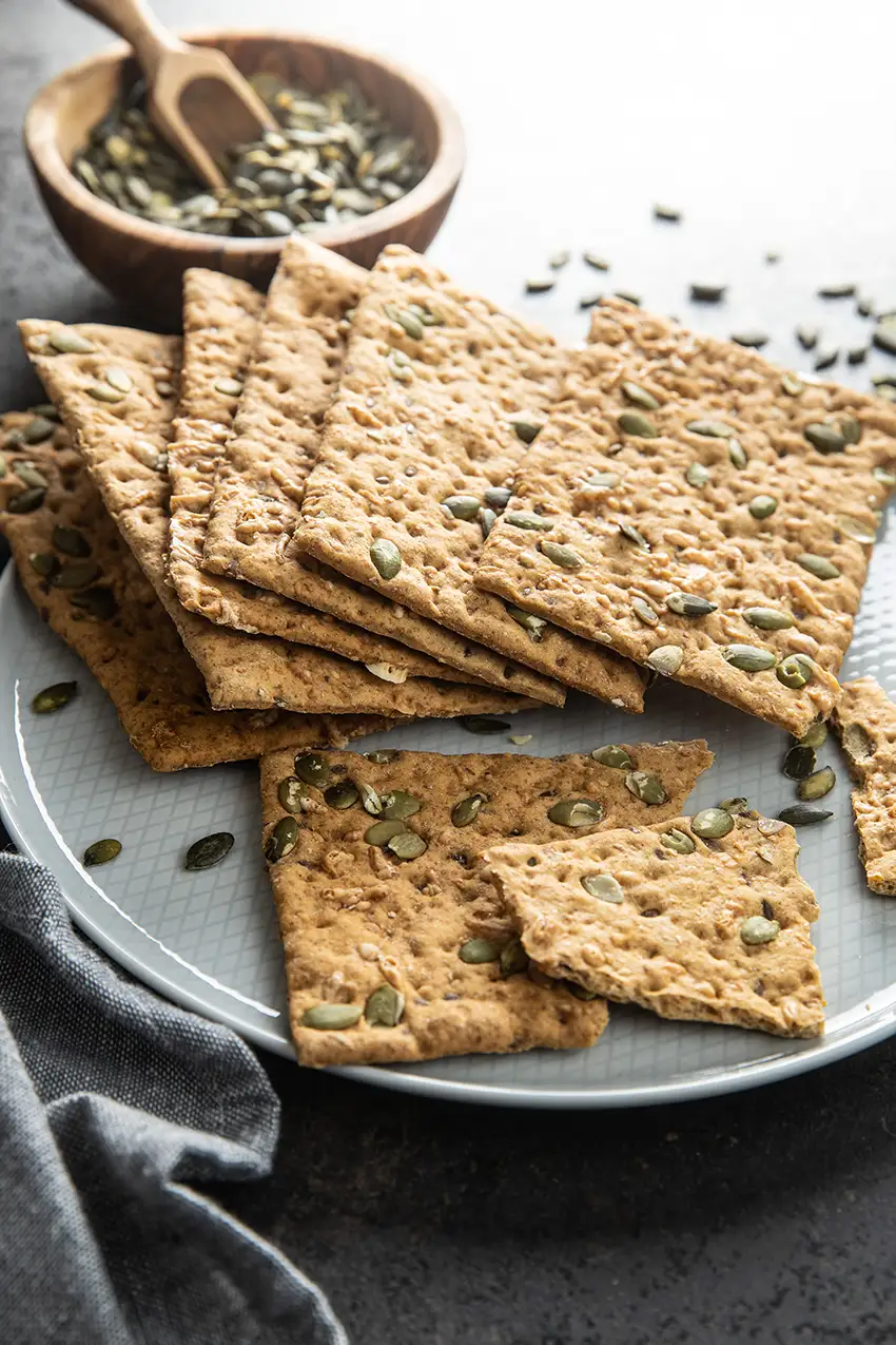 Crispbreads: Βάση για υγιεινά σνακ στο γραφείο