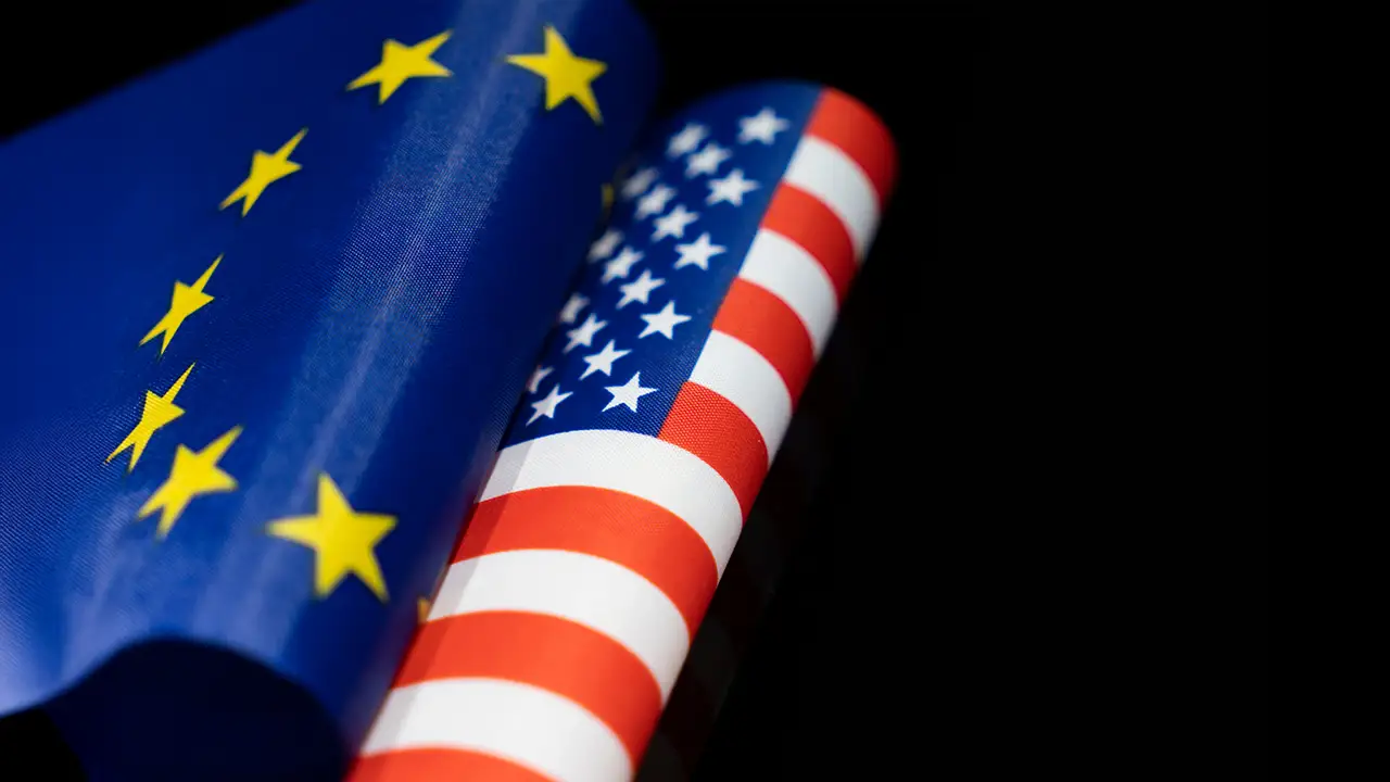 Η ΕΕ αναζητά ισορροπία στις σχέσεις με τις ΗΠΑ