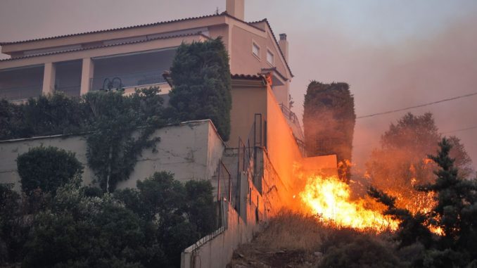 Ανεξέλεγκτη η τρομακτική φωτιά στην Πεντέλη - Καίγονται σπίτια