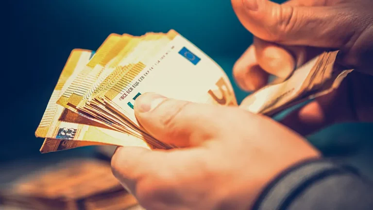 Μετρητά υπό όρους – Οι νέοι κανόνες της ΕΕ από το 2027