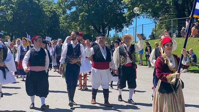 Μόναχο: Μεγαλειώδης η συμμετοχή του Ελληνισμού στην παρέλαση για τα 50 χρόνια της Ολυμπιάδας