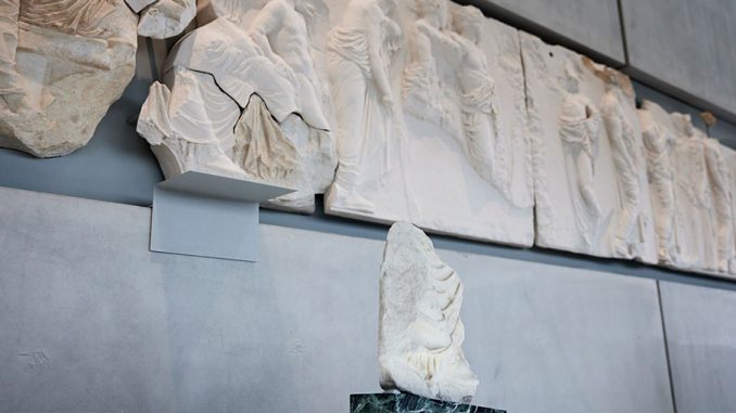 Παράδοση του «θραύσματος Fagan» στο Μουσείο της Ακρόπολης