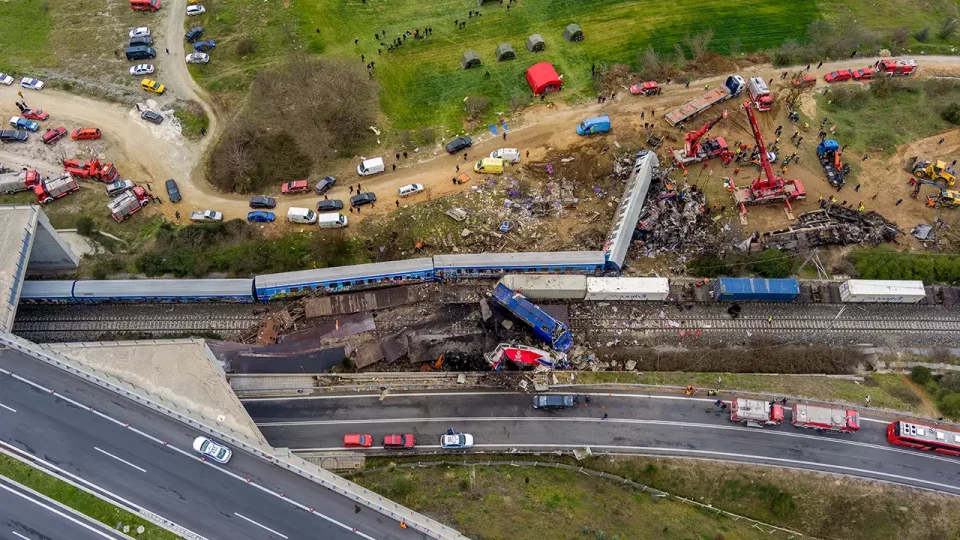 Θύελλα αντιδράσεων για το πόρισμα Καρώνη για την τραγωδία των Τεμπών