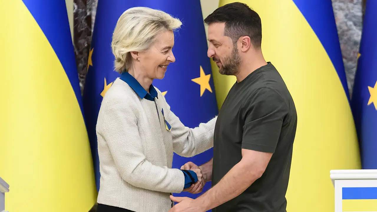 φον ντερ Λάιεν για σιωπή στο σκάνδαλο Ζελένσκι