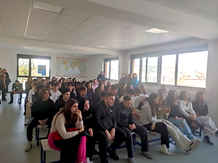 Εκδήλωση των μαθητών του Λυκείου Μονάχου για τα αδικοχαμένα θύματα στα Τέμπη